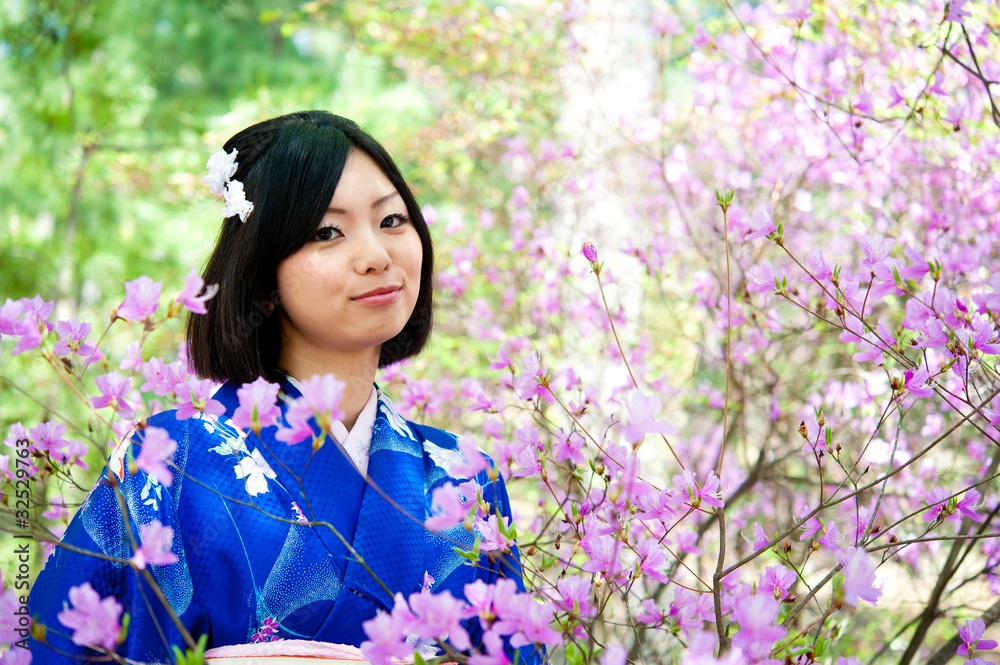 日本和服女人和樱花