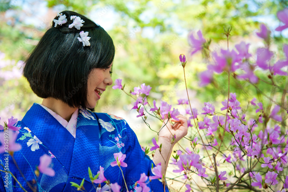 日本和服女人和樱花