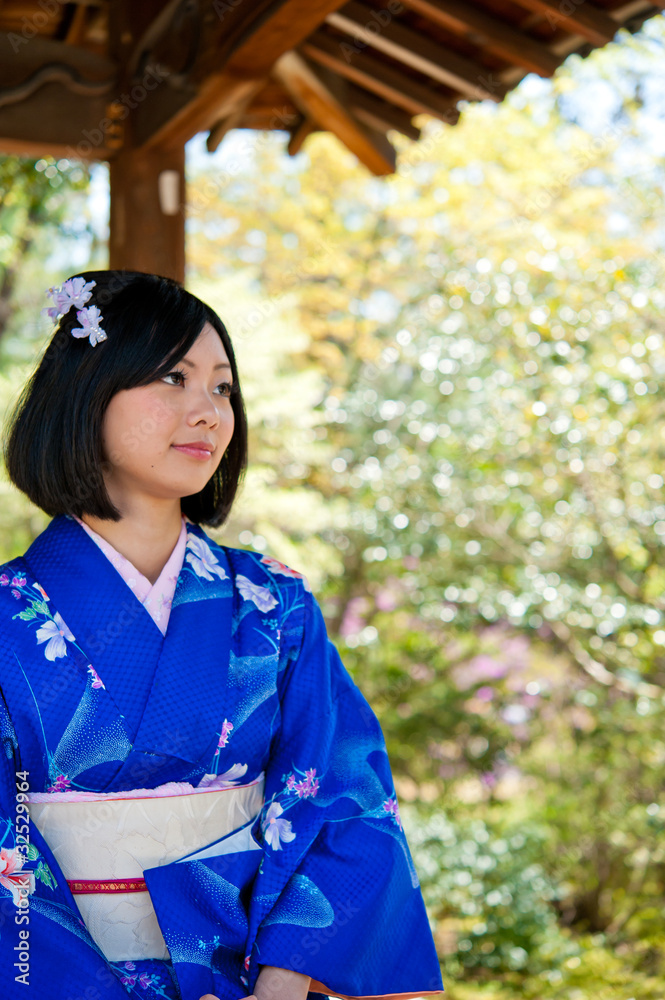 日本和服女人放松