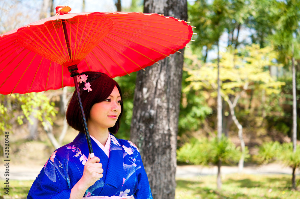 带红色雨伞的日本和服女人