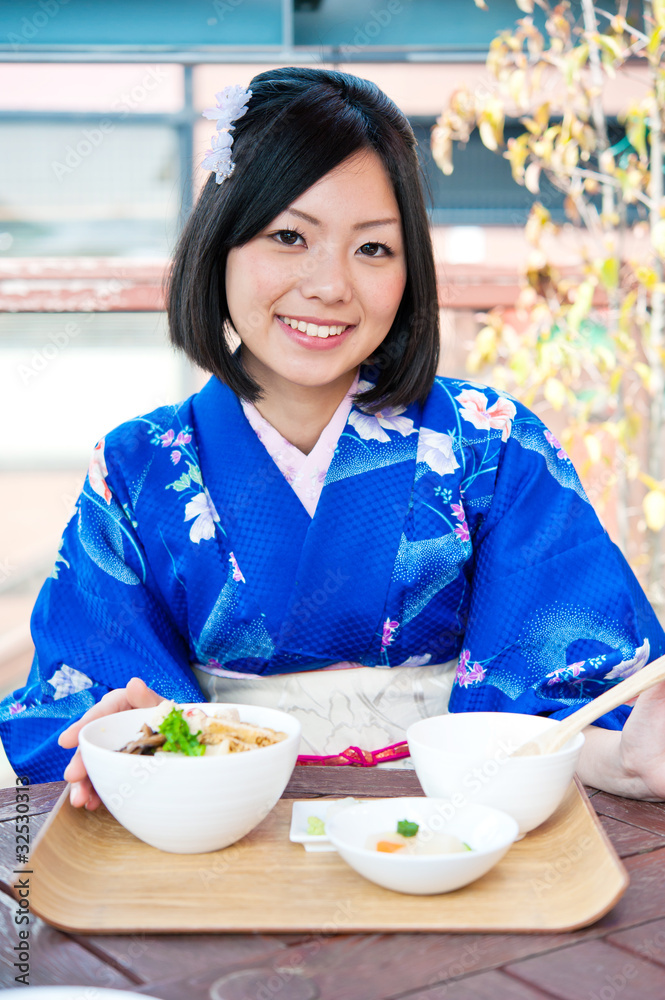 咖啡馆里的日本和服女人