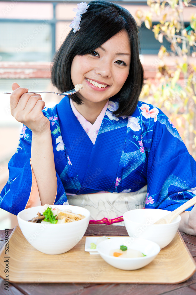 咖啡馆里的日本和服女人