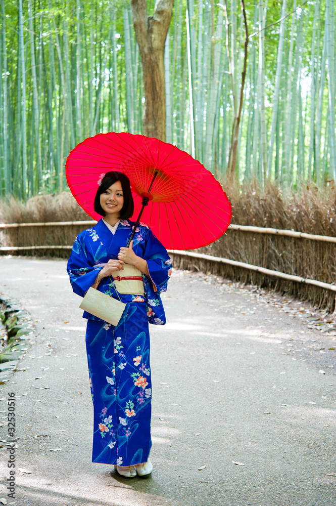 带红色雨伞的日本和服女人