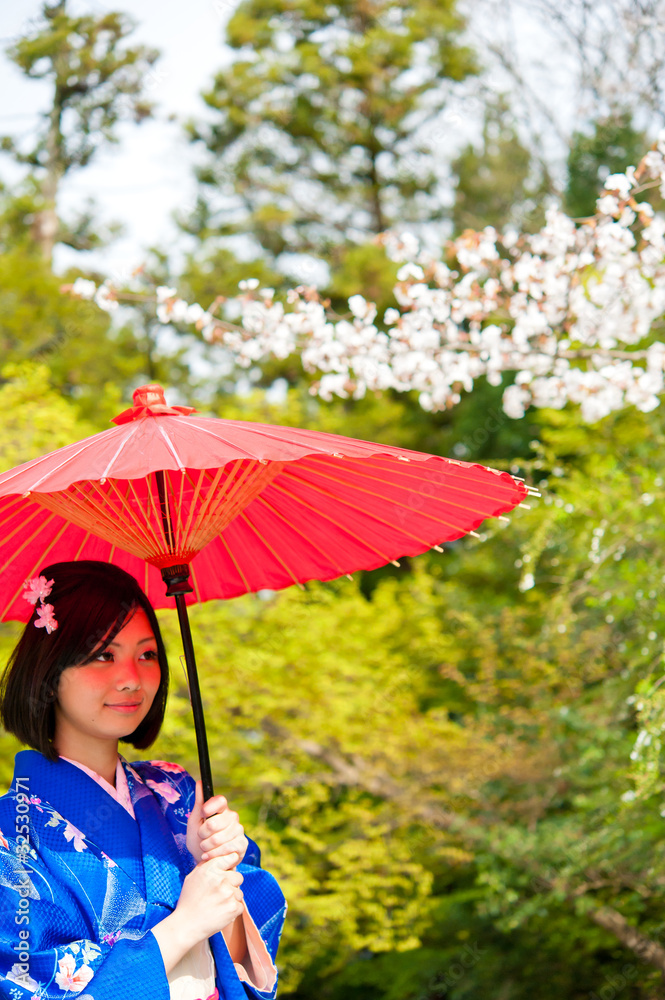 带红色雨伞的日本和服女人