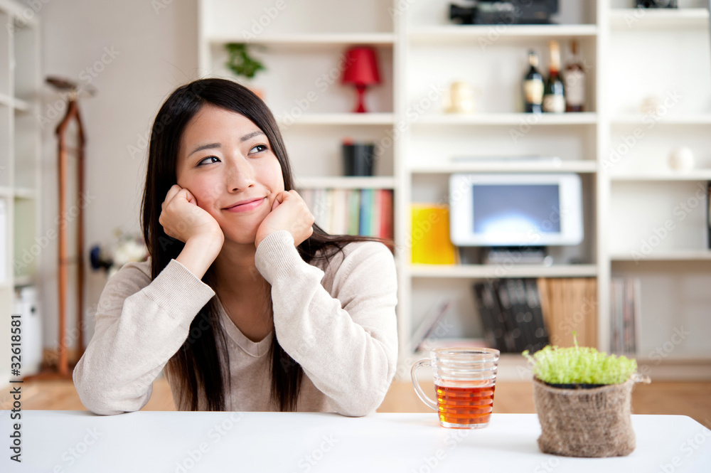 美丽的亚洲女人在房间里放松