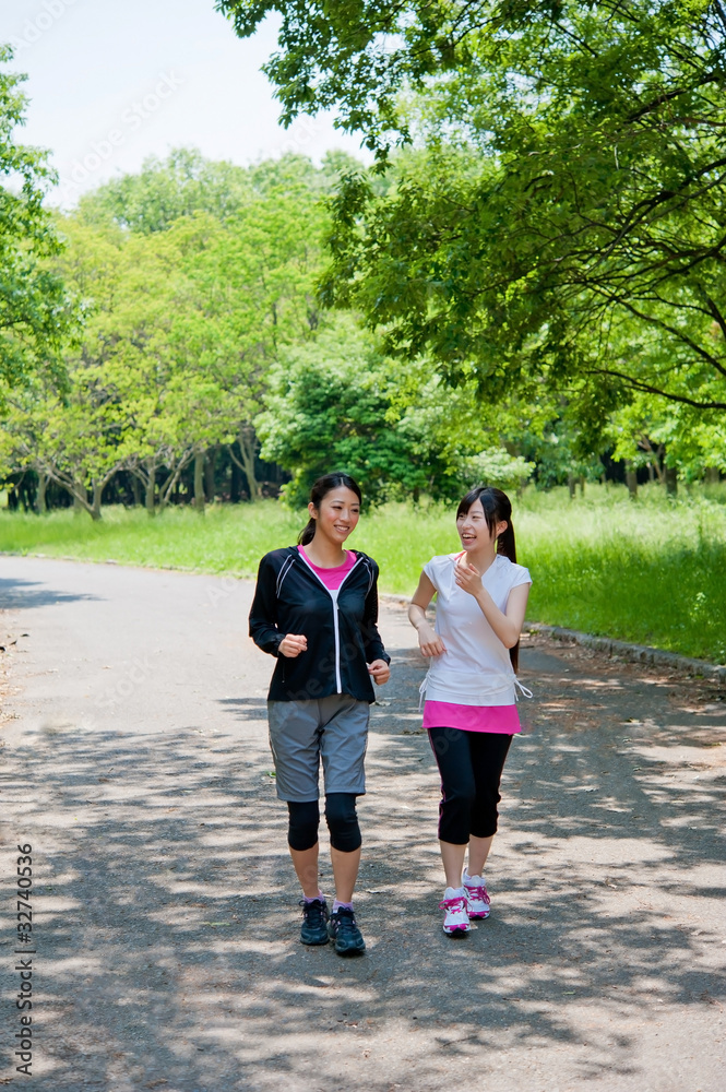 亚洲美女在公园慢跑