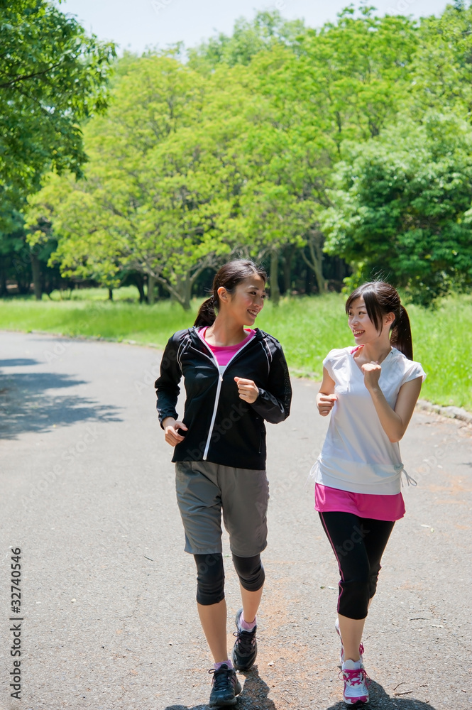 美丽的亚洲女人在公园里慢跑