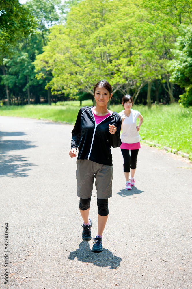 亚洲美女在公园慢跑