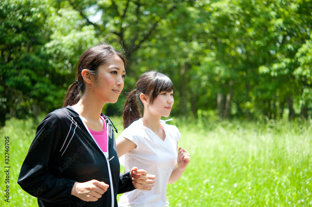 亚洲美女在公园慢跑