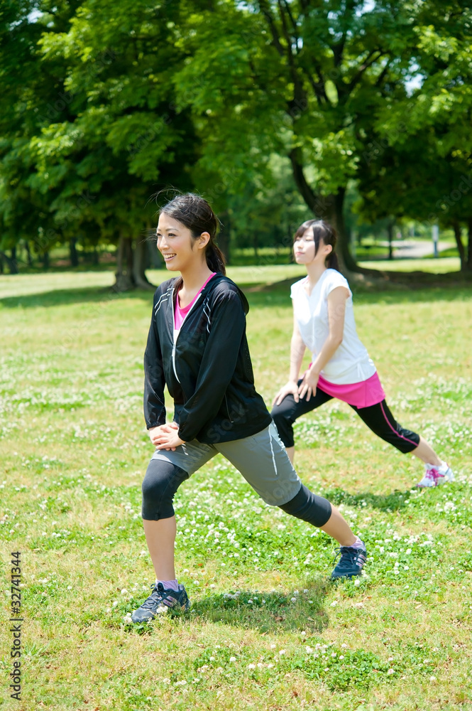 亚洲美女在公园锻炼