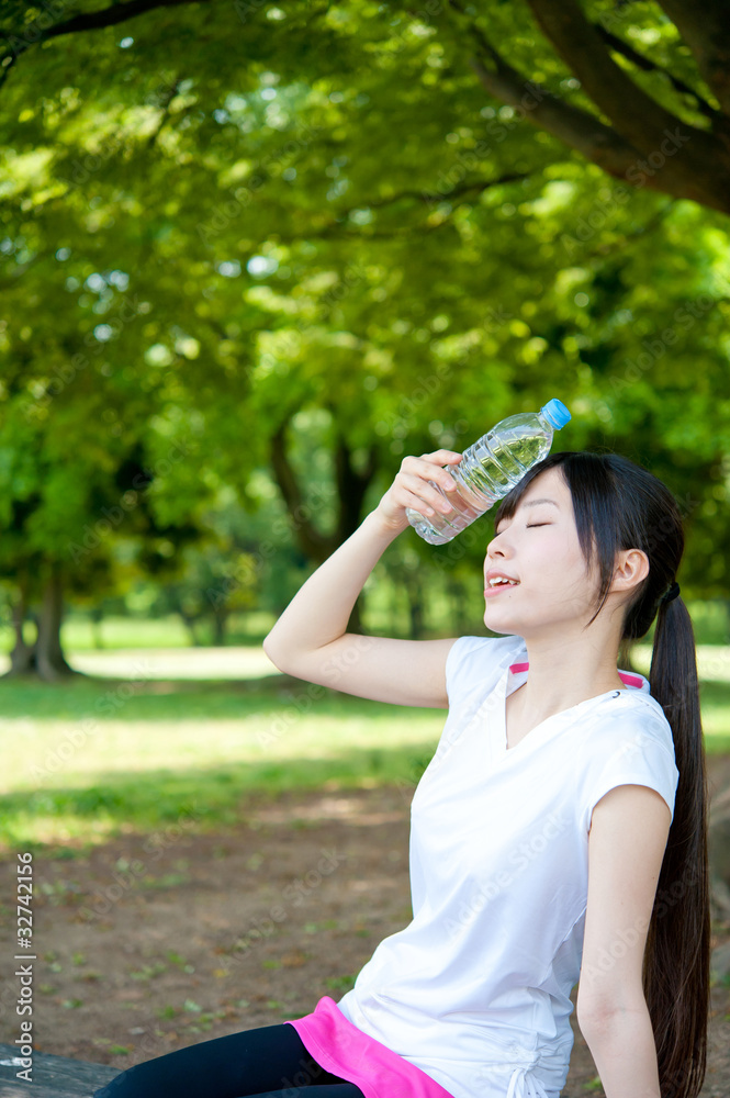 美丽的亚洲女人在公园放松