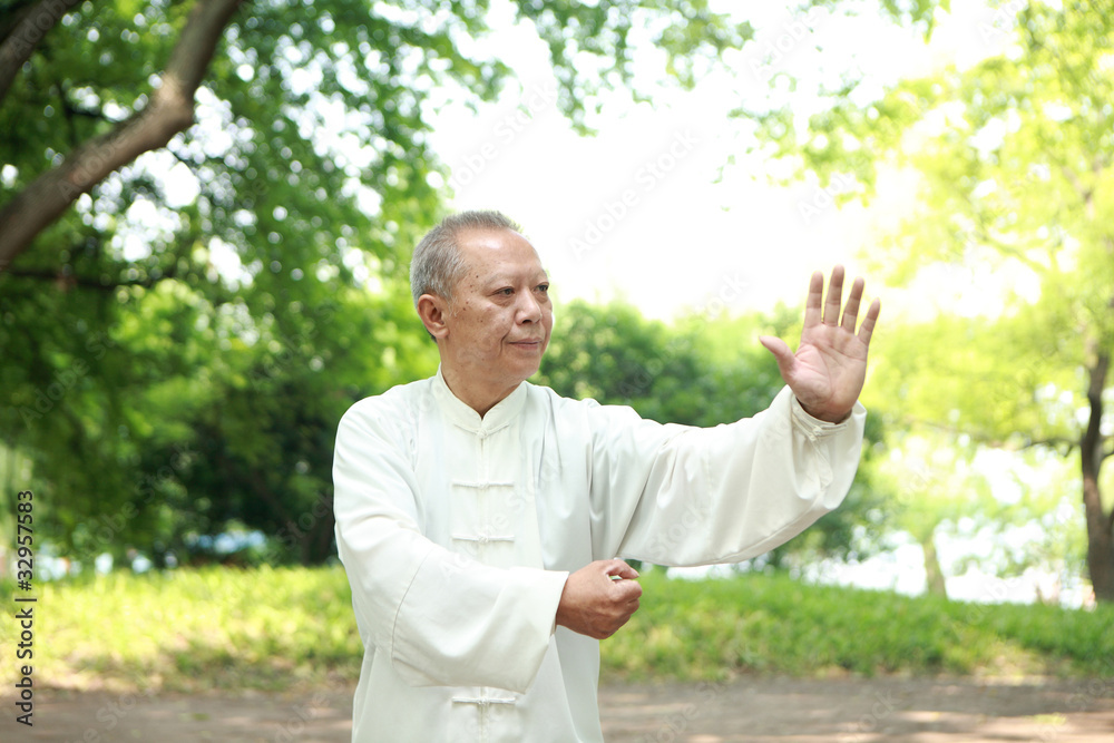 中国人在外面打太极