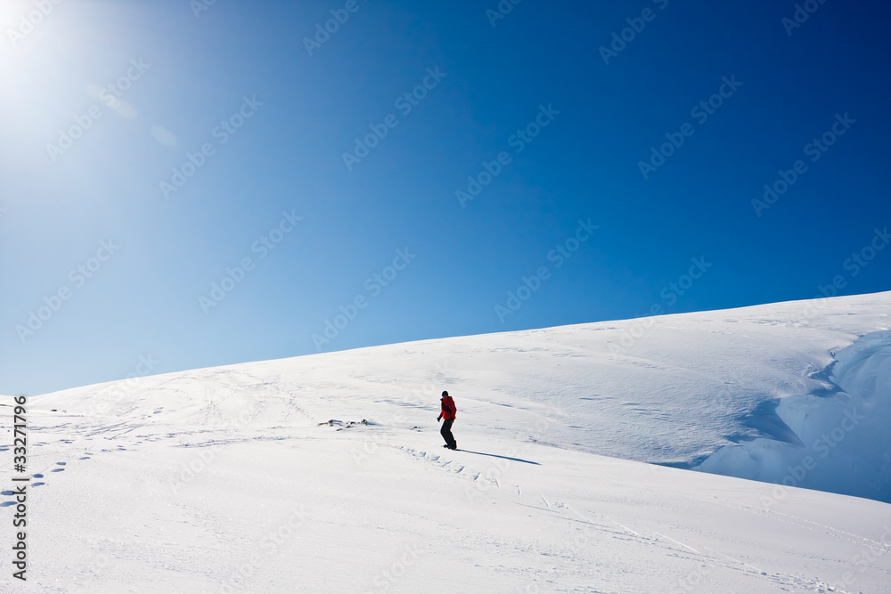 男子在滑雪板上移动