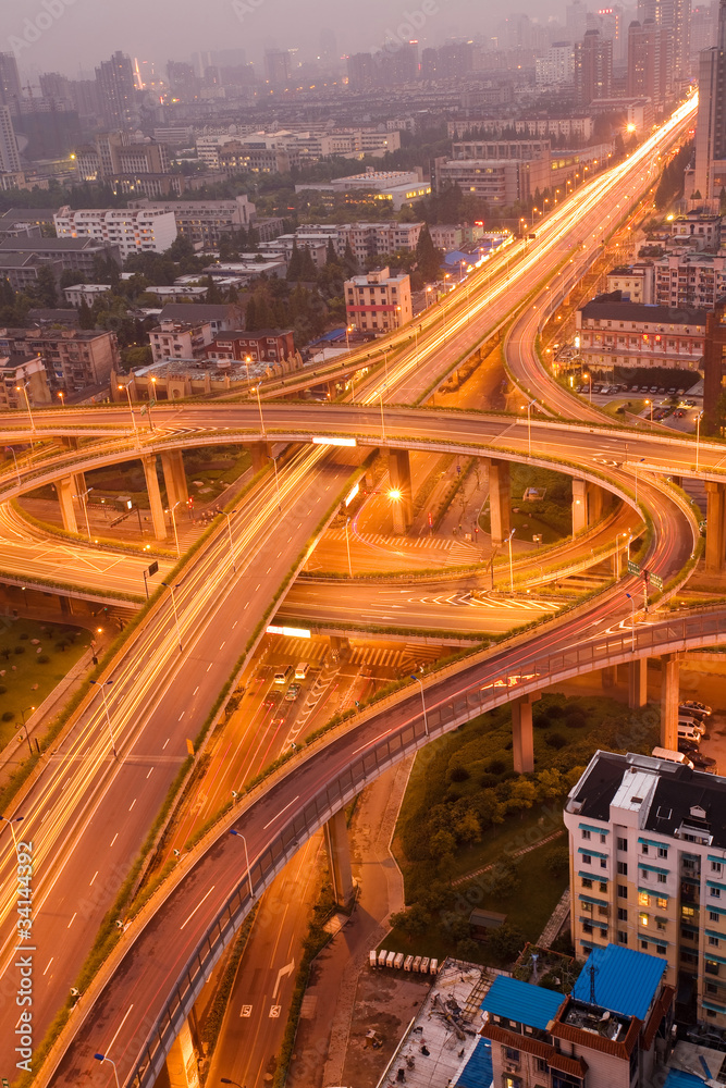 现代城市夜晚的高速公路，车亮。