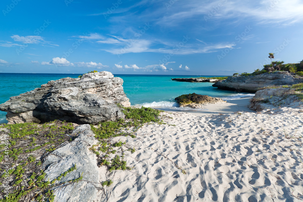 Idylic Caribbean海滩，白色沙滩