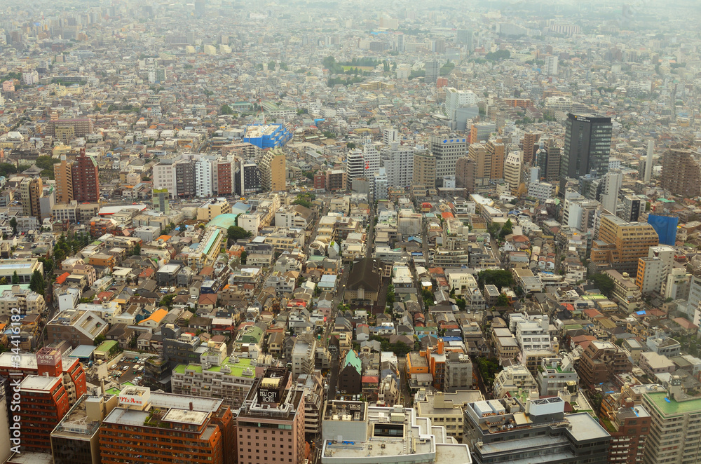 日本东京烟雾弥漫的新宿城市景观