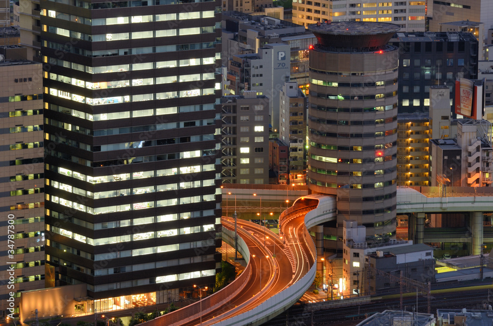 穿过日本大阪一栋建筑的高速公路