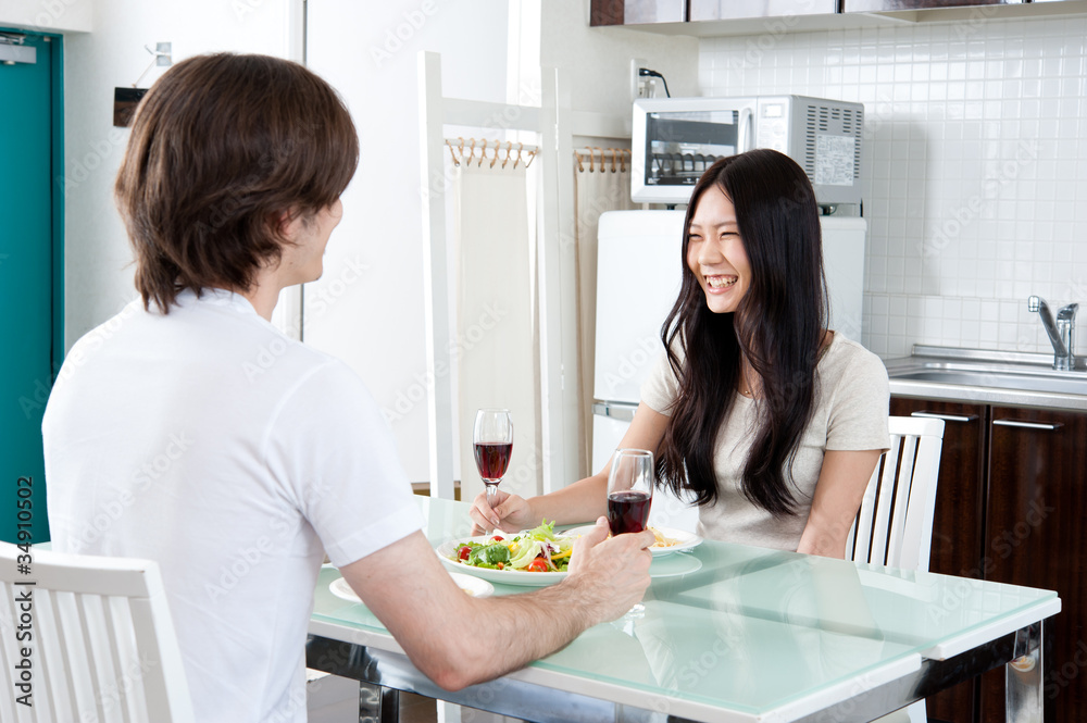 一对正在吃午饭的年轻夫妇