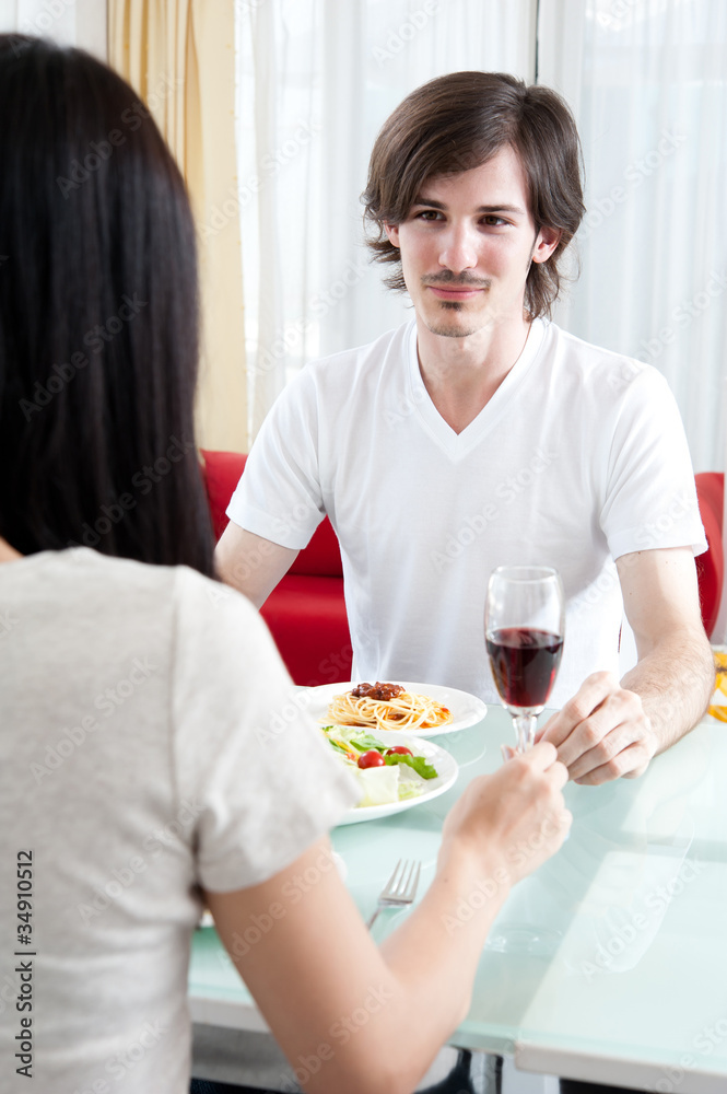 一对年轻夫妇正在吃午饭