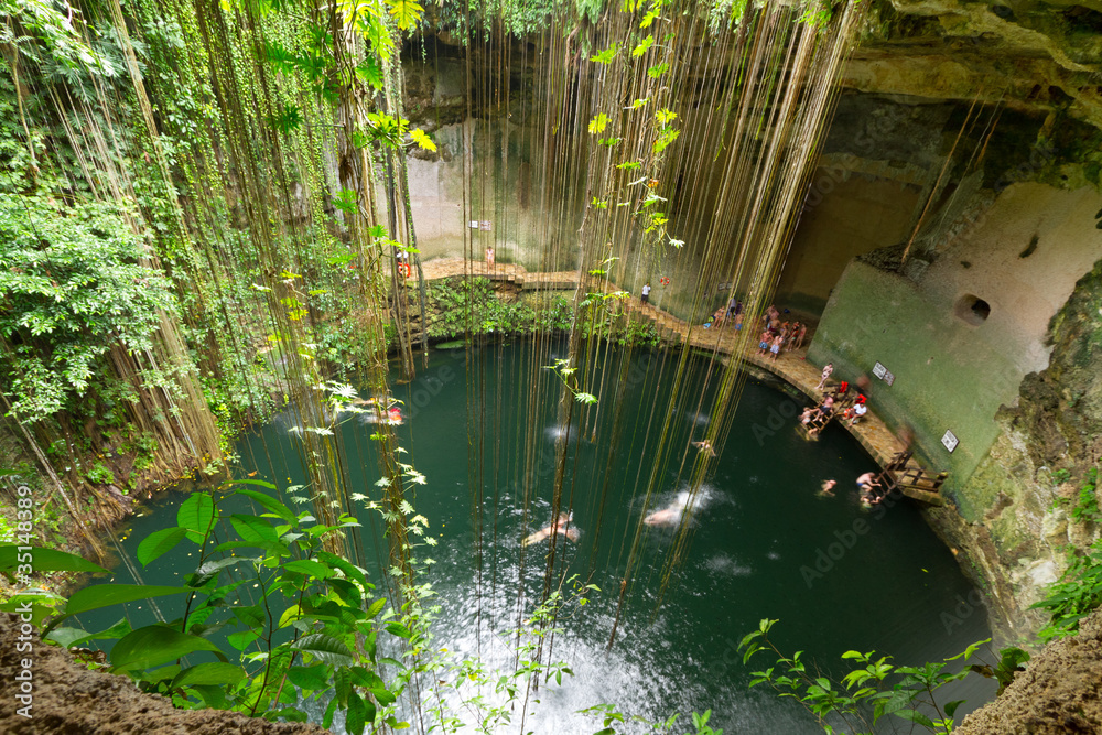 墨西哥奇琴伊察附近的Ik Kil Cenote