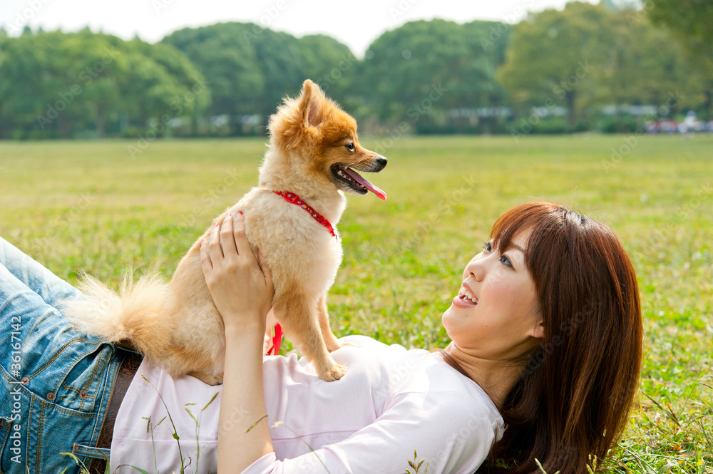 公园里有狗的迷人亚洲女人