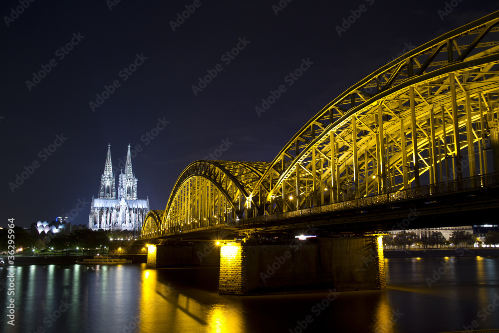 Hohenzollernbrücke in Köln bei Nacht