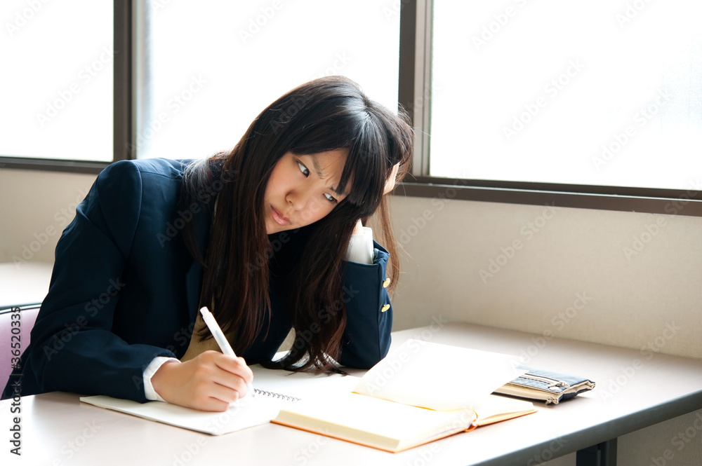 教室里的亚洲高中女生