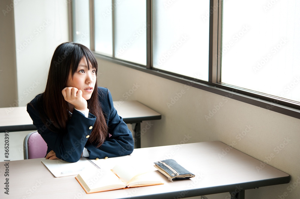 亚洲高中女生在课堂上