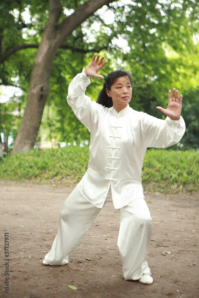 中国人在外面打太极