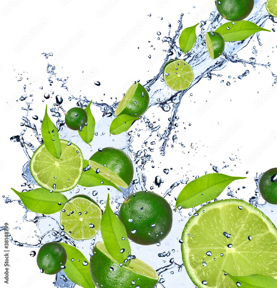 Limes falling in water splash，isolated on white background（Limes落入飞溅的水中，孤立在白色背景上）