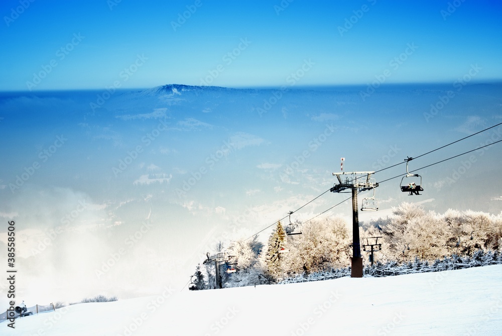 带滑雪缆车和滑雪坡的冬季景观