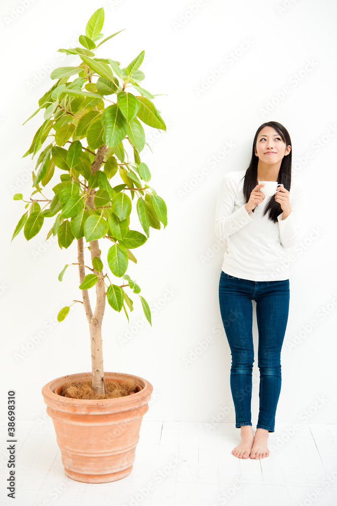 迷人的亚洲女人在白色房间里放松