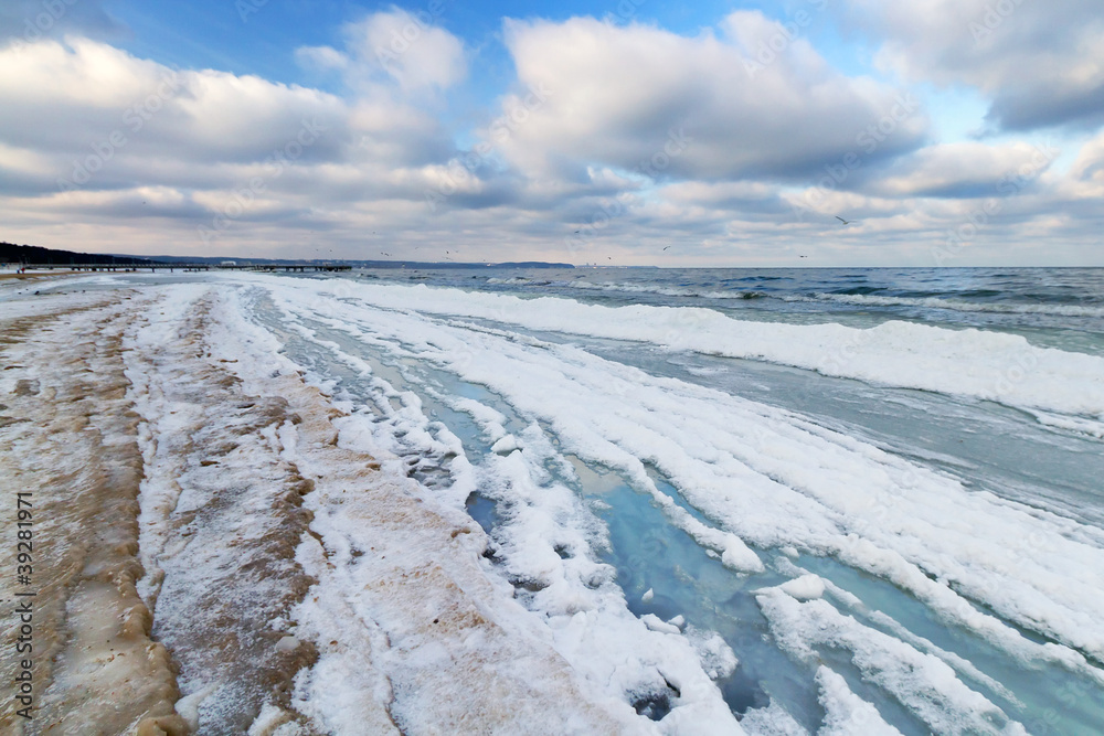 波兰冬季的波罗的海雪地海滩