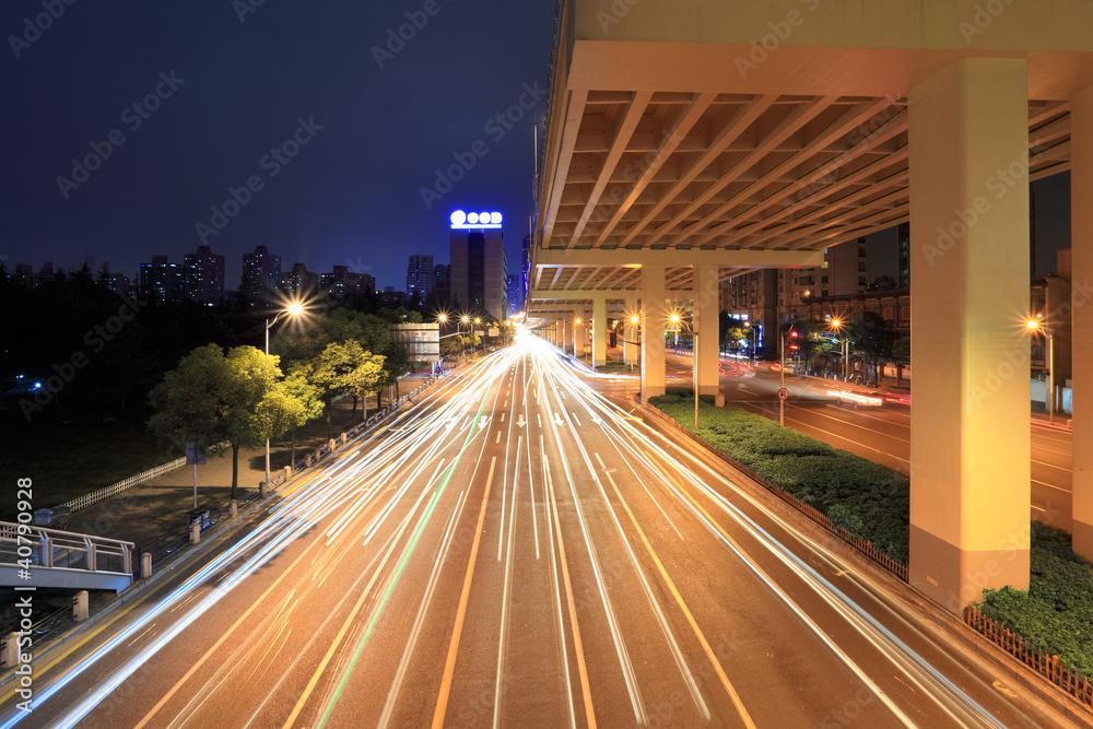 夜间城市高速公路