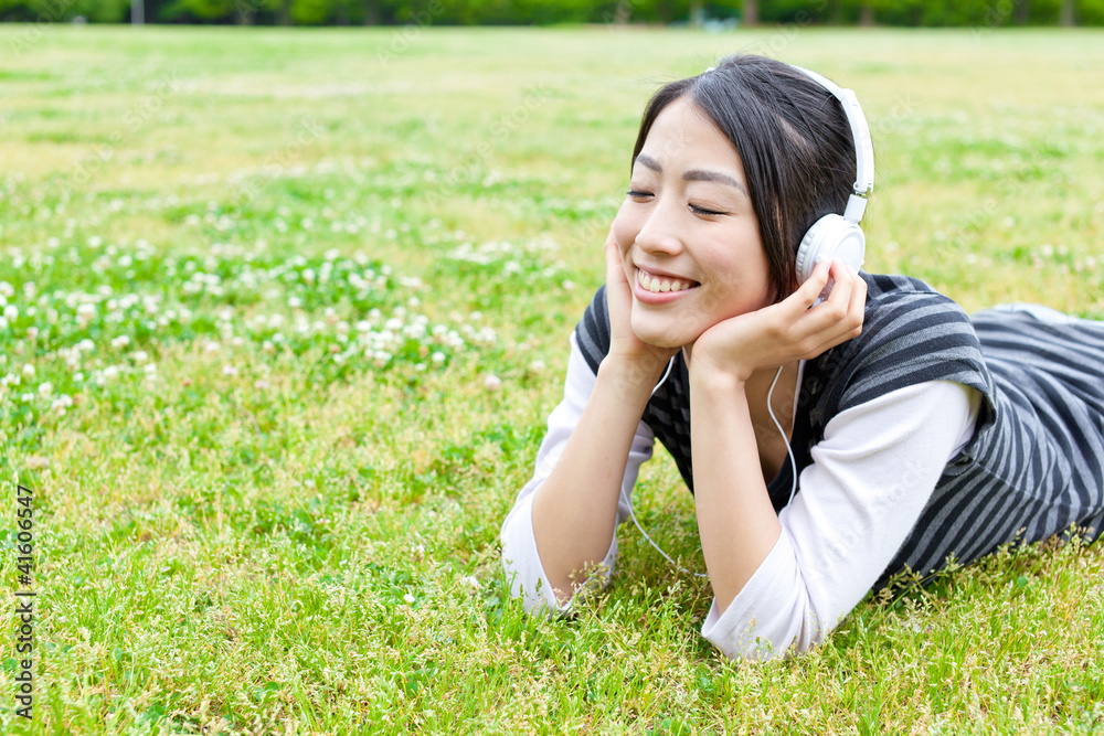 迷人的亚洲女人在公园放松