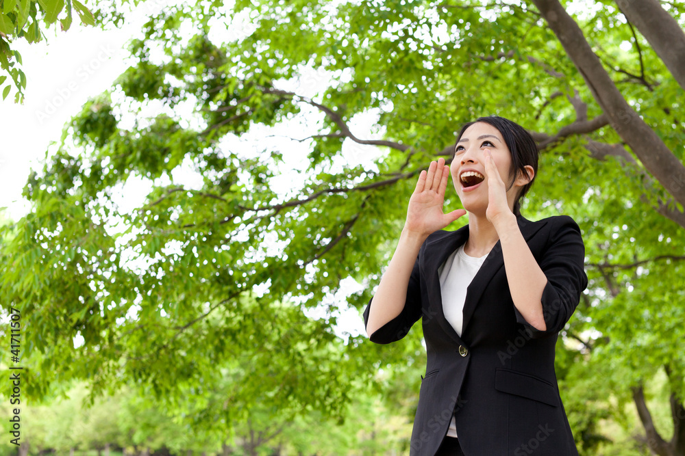 亚洲女商人在公园里欢呼