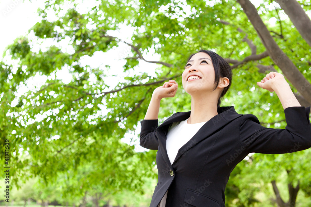 亚洲女商人在公园放松