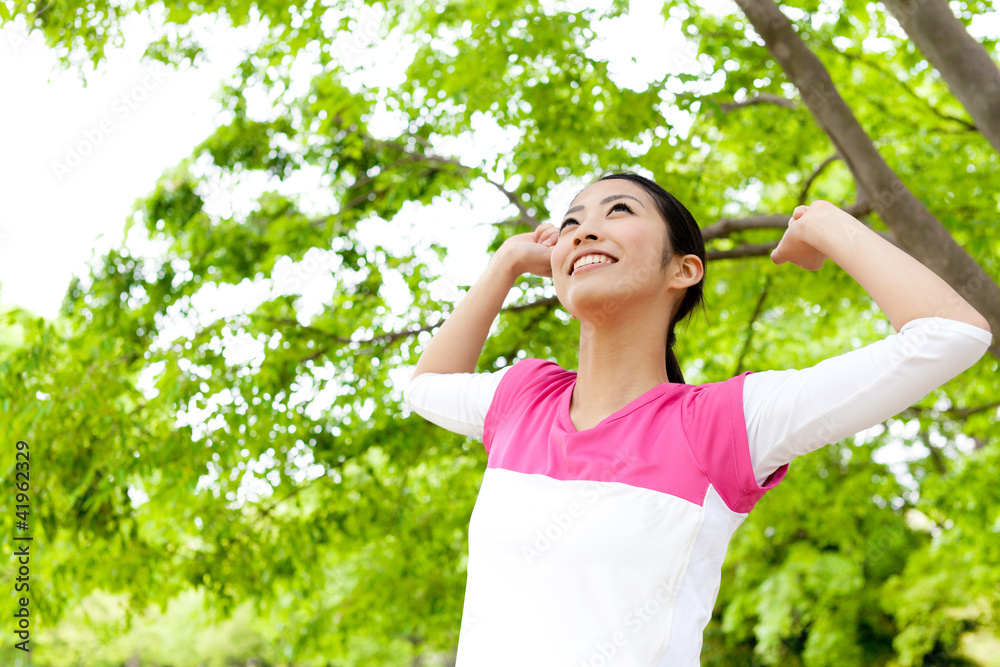 年轻的亚洲女人在公园里放松