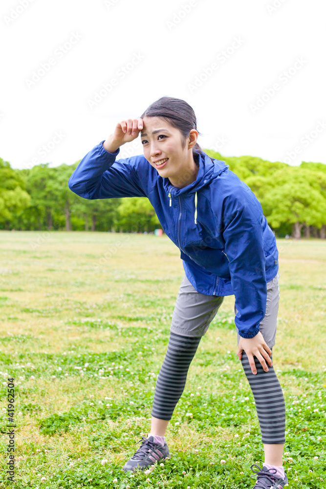 年轻的亚洲女人在公园里放松