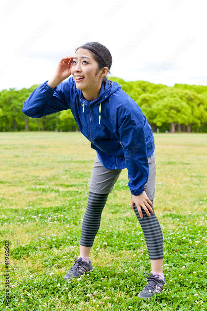 年轻的亚洲女人在公园里放松