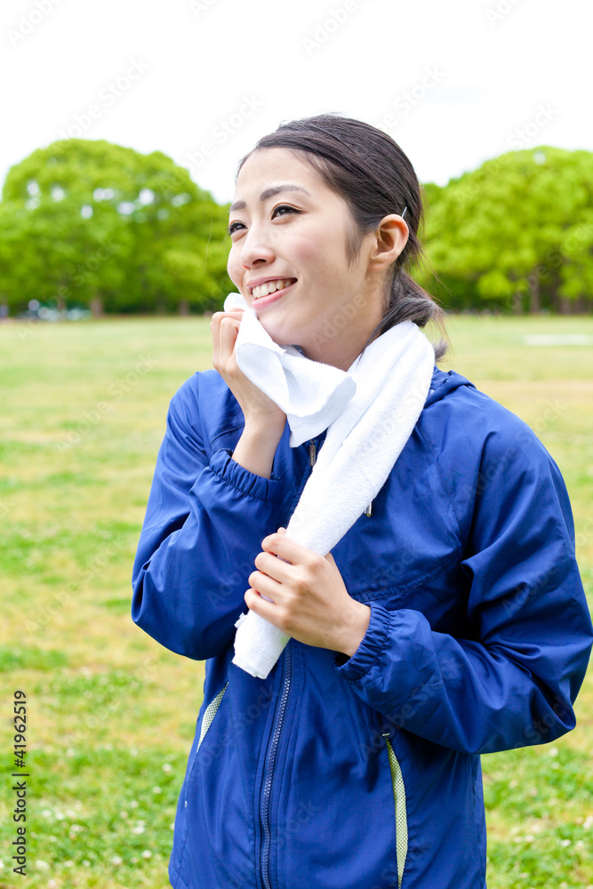 年轻的亚洲女人在公园里放松