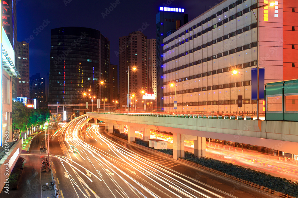 夜间城市公路交通