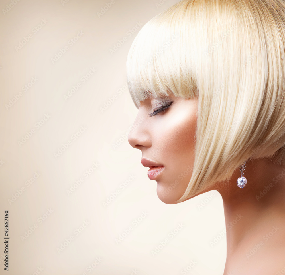 Blond Hair. Beautiful Girl with Healthy Short Hair