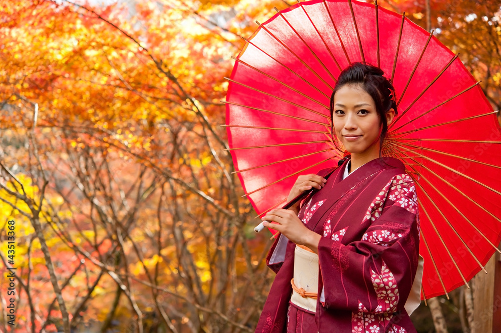 秋天的日本和服女人