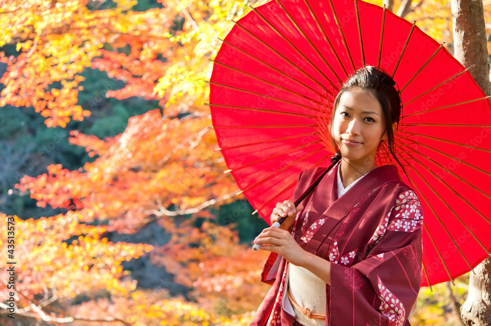 秋天的日本和服女人