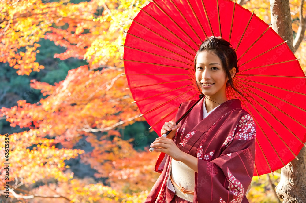 秋天的日本和服女人