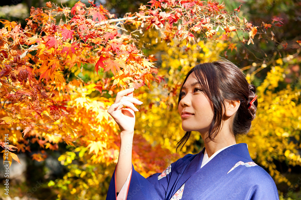 秋天的日本和服女人