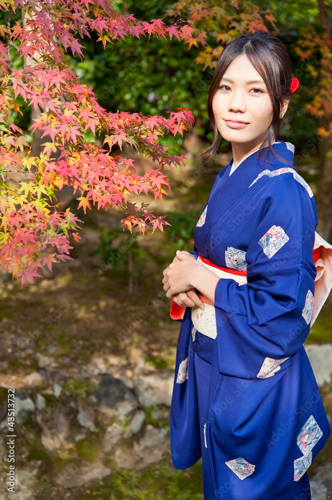 秋天的日本和服女人