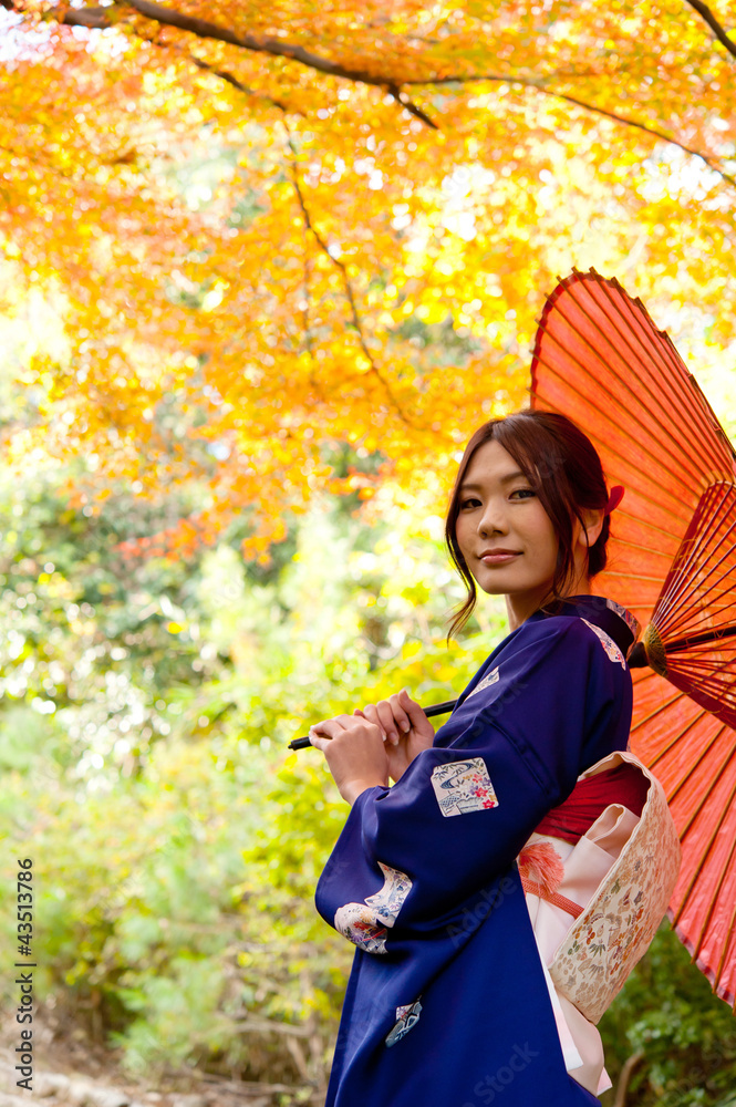 秋天的日本和服女人