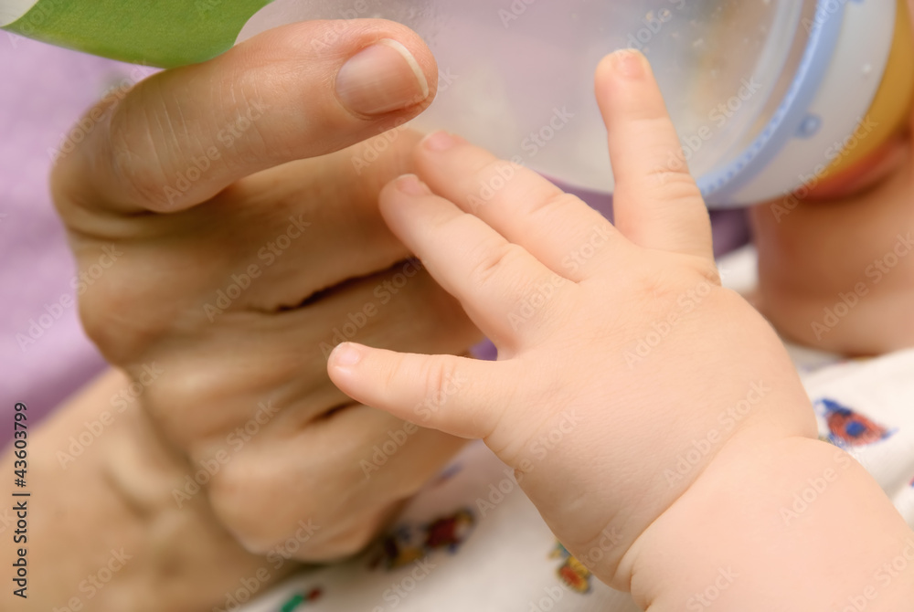 Hände von Baby und Oma